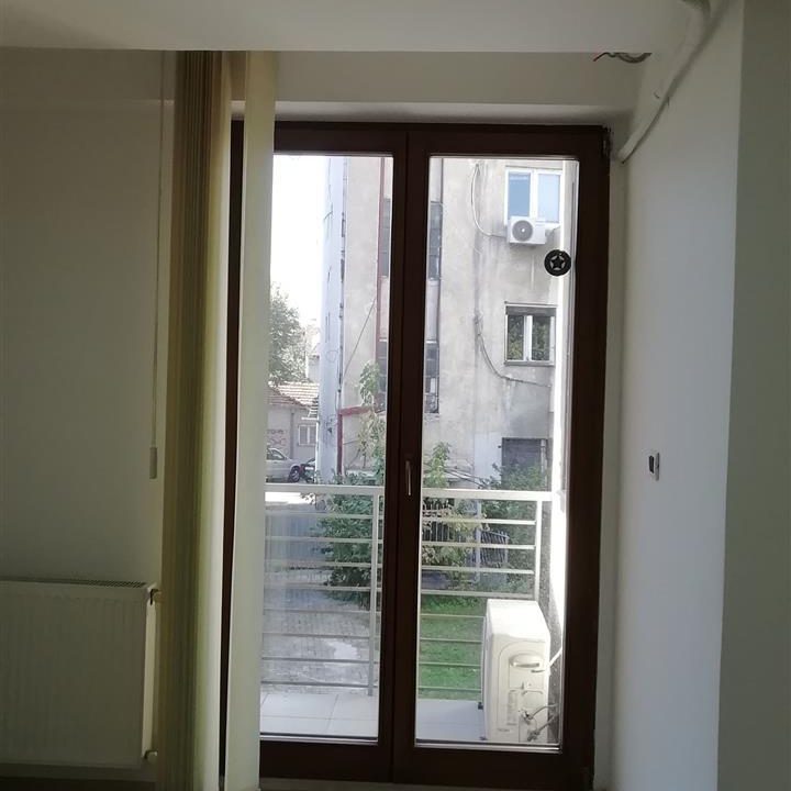 Se-izdava-kancelariski-prostor-pozadi-Univerzalna (6)