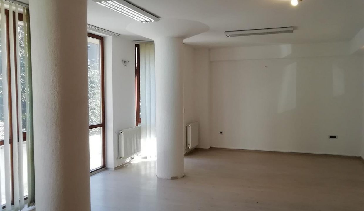 Se-izdava-kancelariski-prostor-pozadi-Univerzalna (8)