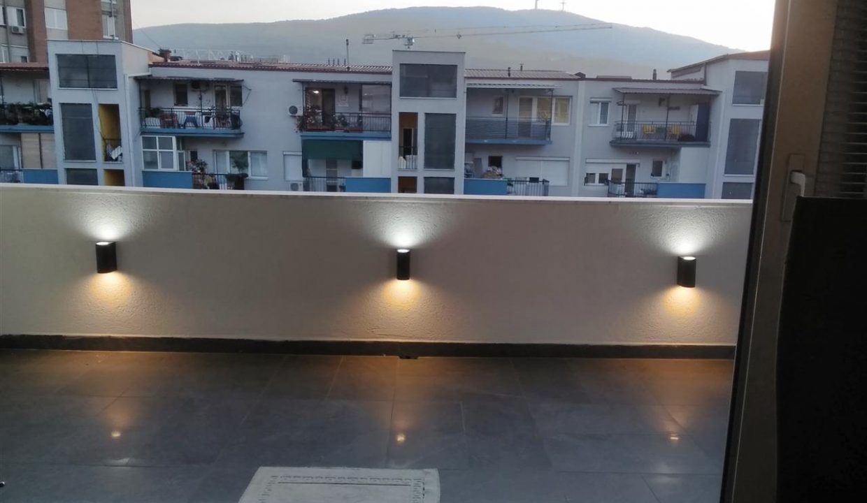 Se-izdava-stan-od-82m2-vo-Centar-Gradski-Zid (1)