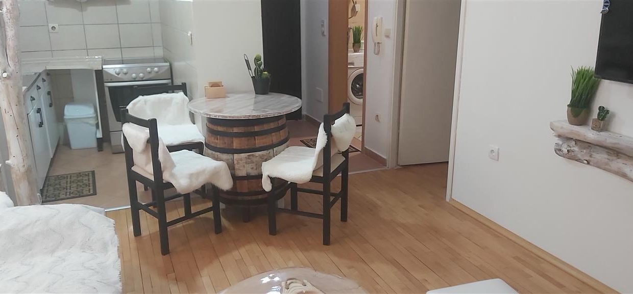 Se-izdava-top-ednosoben-stan-vo-Centar-nasproti-Zoil (1)