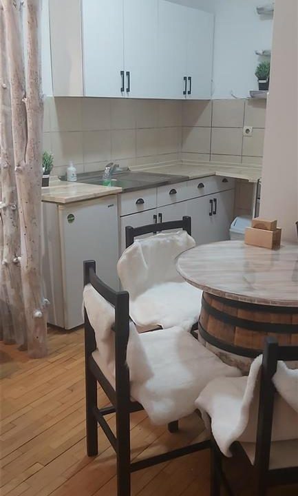 Se-izdava-top-ednosoben-stan-vo-Centar-nasproti-Zoil (2)