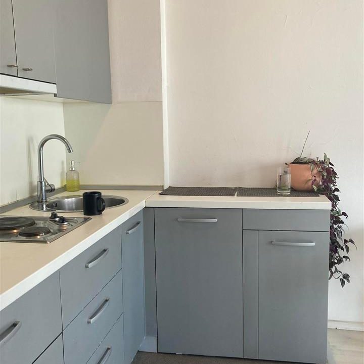 se-izdava-ednosoben-stan-vo-centar-na-dolg-prestoj