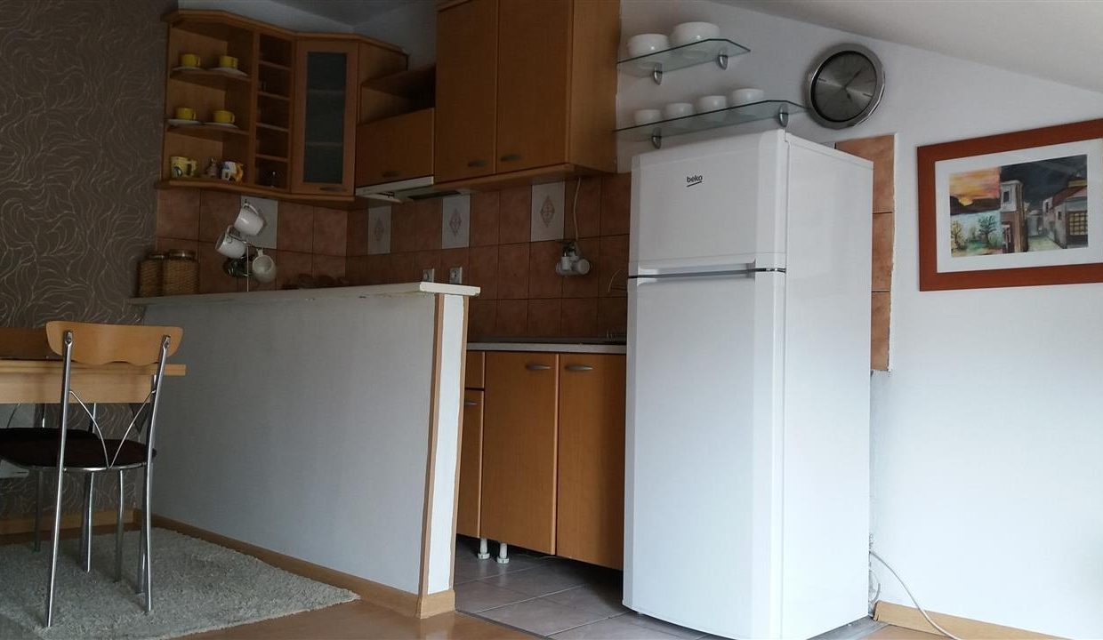 izdavam-podkroven-stan-pozadi-univerzalna-sala (1)