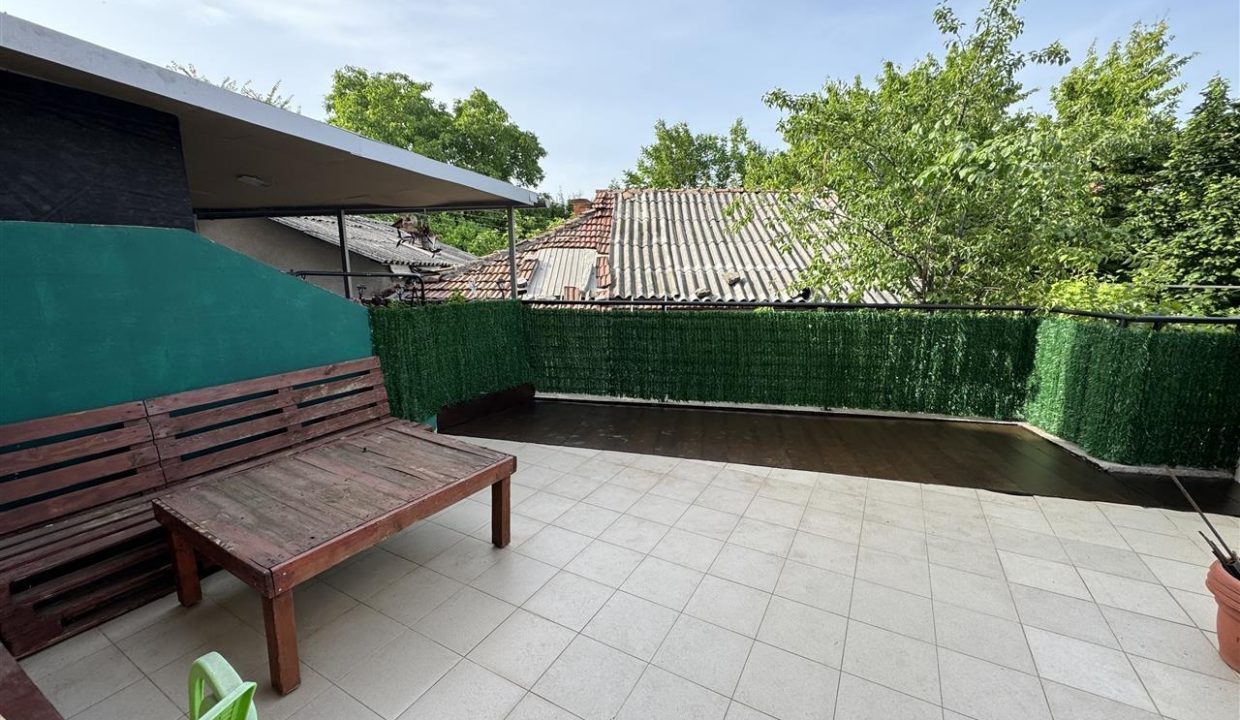 se-izdava-stan-so-dvor-vo-kozle (1)